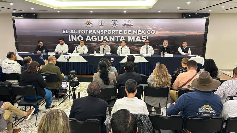 Transportistas anuncian paro nacional por tiempo indefinido; protestarán por carreteras de México.