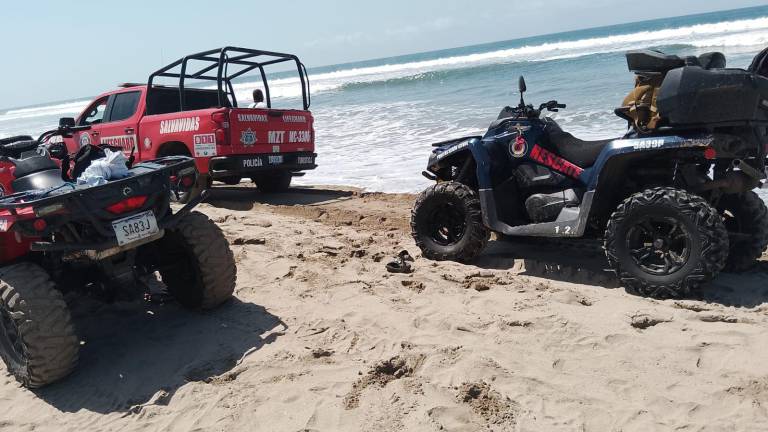 Personal del Escuadrón de Salvamento Acuático y ENSAR participan en la búsqueda del menor desaparecido en Mazatlán.
