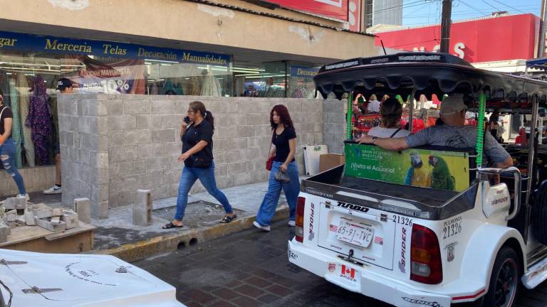 Así luce la barda construida sobre la banqueta frente al Mercado Pino Suárez, en el Centro de Mazatlán.