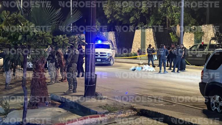 El cuerpo del hombre quedó tendido sobre la Avenida Gabriel Leyva tras ser perseguido y atacado a balazos.