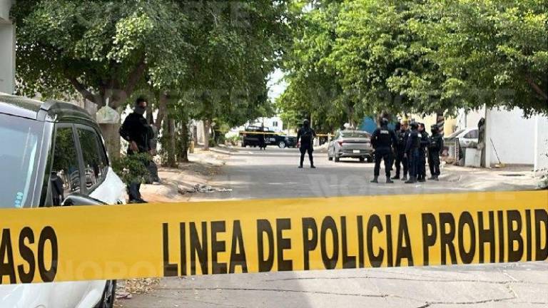Agentes acordonaron la zona de la agresión en Urbivilla del Prado, donde no hubo lesionados, solo daños materiales.
