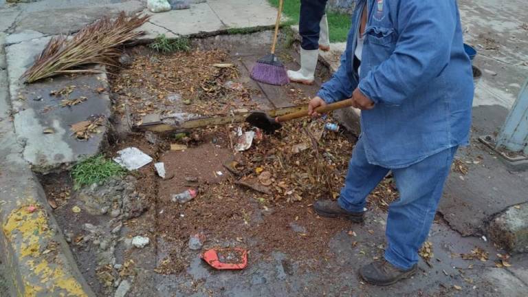 Tras las lluvias registradas la madrugada del viernes en Ahome, personal del Gobierno municipal realiza limpieza en alcantarillas.