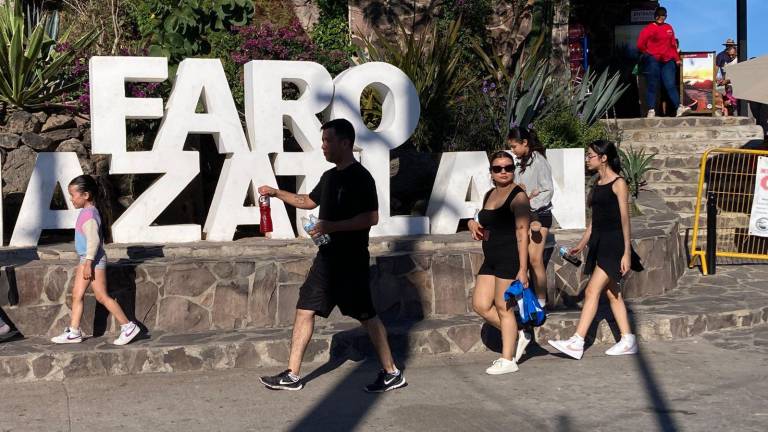 El Faro de Mazatlán recibe visitantes en vísperas del inicio del invierno.