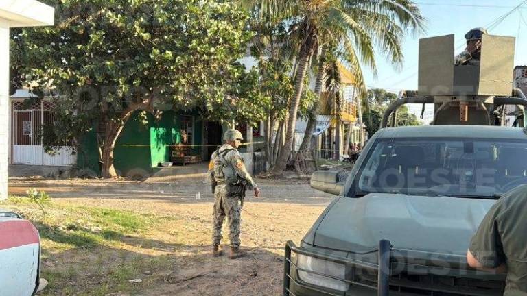 En la Colonia Felicidad, en Mazatlán, donde Raúl, de 19 años fue asesinado, corporaciones federales resguardan la zona.