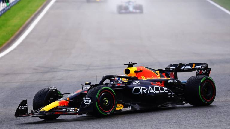 Checo abandona Sprint de Bélgica tras roce con Hamilton