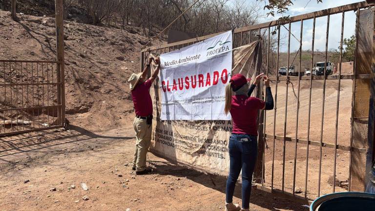 La Profepa coloca la lona de clausura en el basurón de Mazatlán.