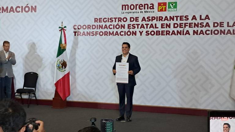 Ricardo Madrid recibió el acuse de su solicitud de registro como aspirante a la coordinación estatal por Sinaloa durante el protocolo.