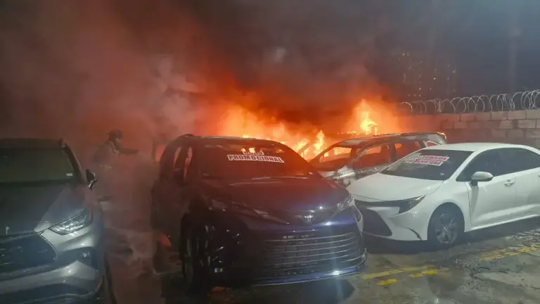 La noche del miércoles un incendio entre la maleza alcanzó las instalaciones de Toyota, en Mazatlán.