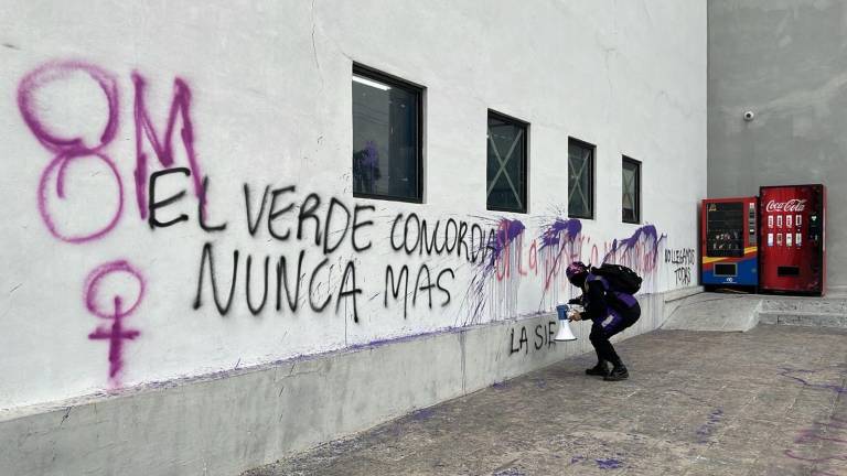 Mensajes fueron pintados en las paredes, pisos y ventadas del edificio.