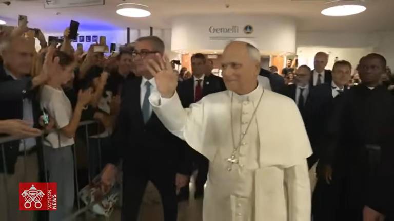 El Papa abandonó el Hospital Policlínico Romano, donde había permanecido hospitalizado durante cinco días tras ser operado de un cáncer de pulmón.