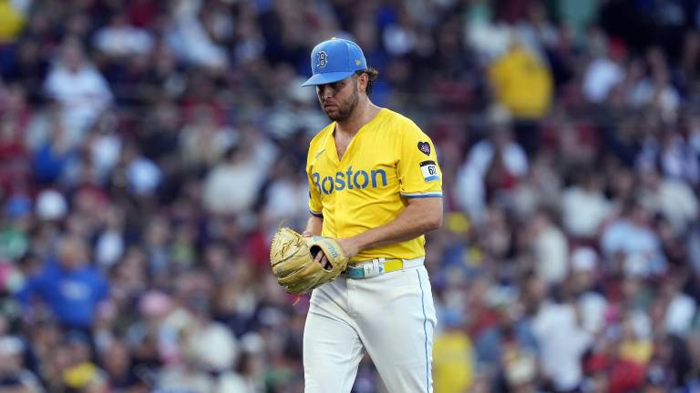 Kutter Crawford permanecerá una temporada más con los Medias Rojas de Boston.