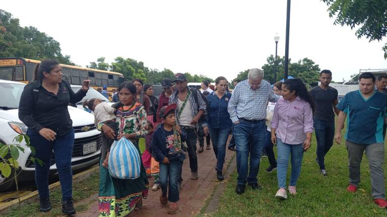 Los primeros evacuados de Isla del Bosque llegaron en camiones a Escuinapa; estas personas estarán resguardadas en el Centro Educativo Toledo Corro.