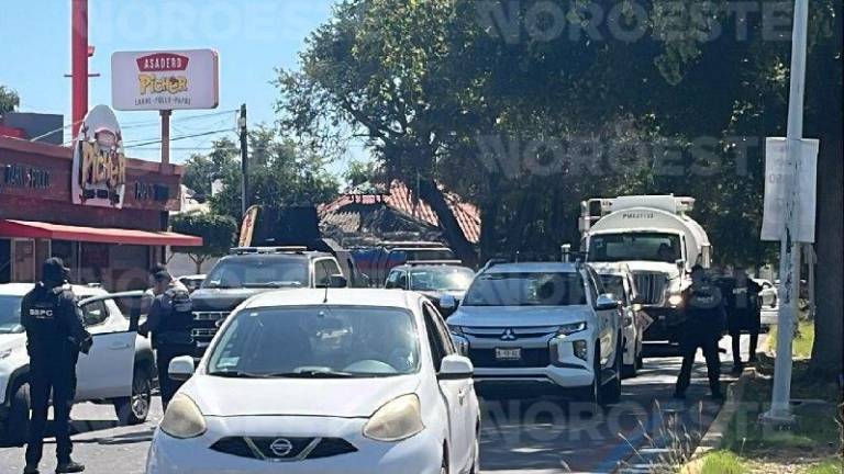 Agentes de seguridad realizan revisiones vehiculares en la avenida Xicoténcatl este lunes.