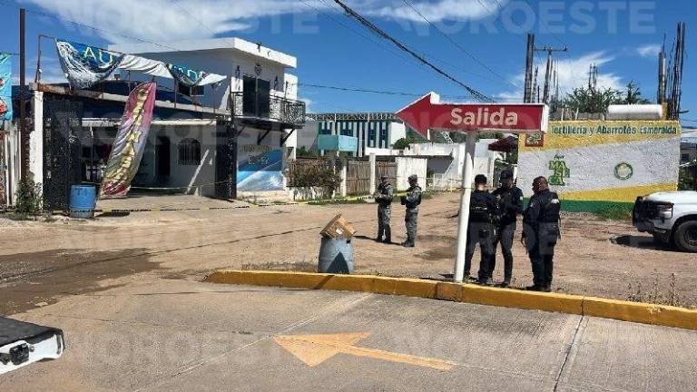 Autoridades acordonaron el autolavado donde dos hombres fueron asesinados a balazos en Culiacán.