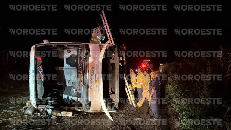 El autobús turístico quedó volcado tras salirse de la carretera Internacional México 15, a la altura de Los Zapotes.
