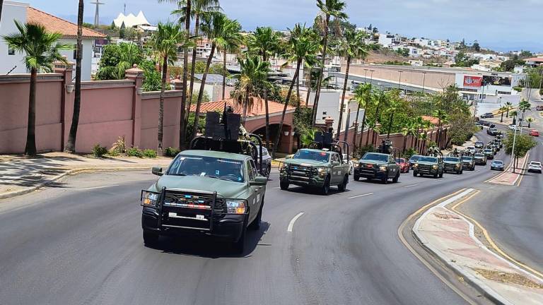 Un total de 500 elementos del Ejército Mexicano arribaron este domingo a Culiacán para fortalecer las acciones de seguridad.