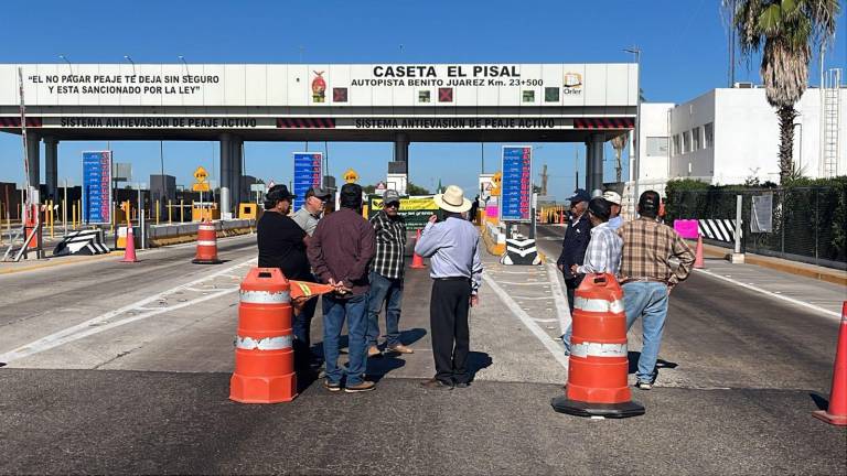 Protesta de productores agrícolas en una de las casetas en Sinaloa.