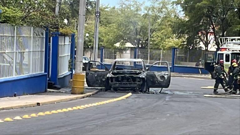 Un incendio consumió por completo un en las inmediaciones de la UAS en Culiacán, lo que movilizó a cuerpos de emergencia.