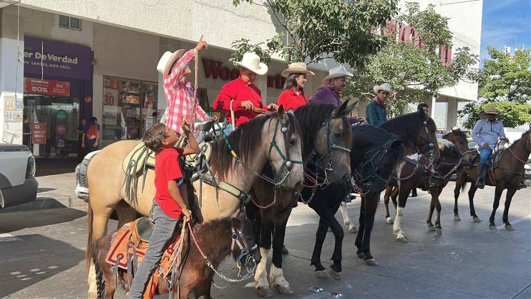 Jinetes recorrieron las principales calles de Culiacán durante la cabalgata previa a la Feria Ganadera 2025.