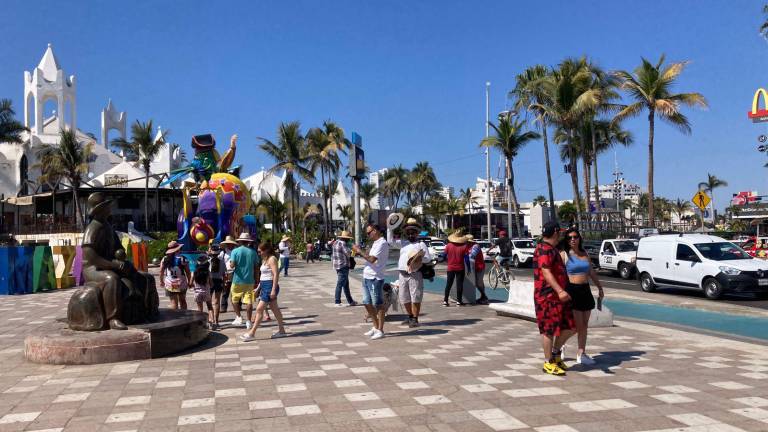 En el área del malecón se registró un gran número de visitantes.
