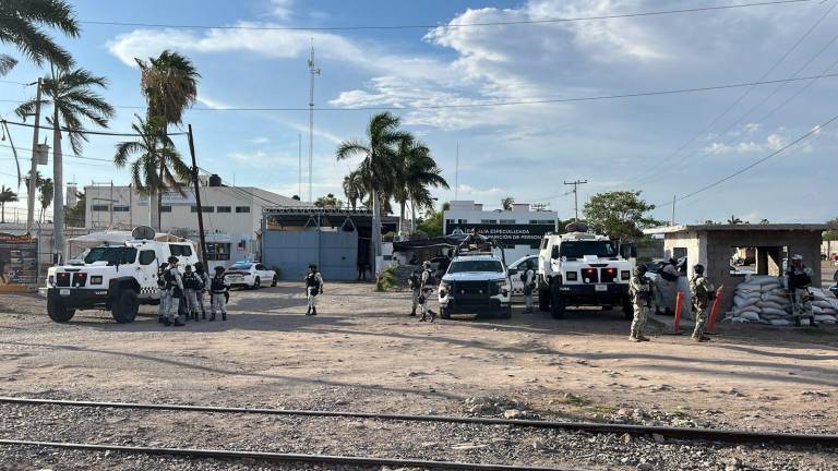 Autoridades federales realizaron un despliegue operativo en las instalaciones del Penal de Aguaruto tras un enfrentamiento entre internos pertenecientes a grupos antagónicos del crimen organizado.