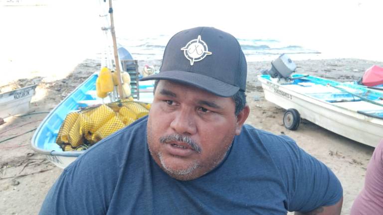 El pescador David Ramírez Jiménez explicó que el mal tiempo se extendió más de lo habitual y la marea alta, influenciada por la luna llena, impidió resguardar las pangas.