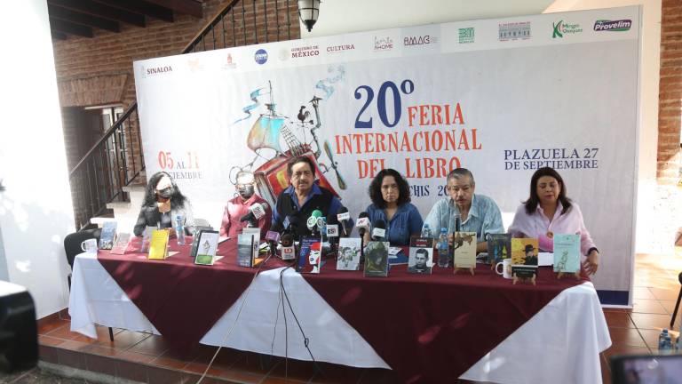 Ernestina Yépiz e integrantes del comité organizador de la Feria Internacional del Libro de Los Mochis.