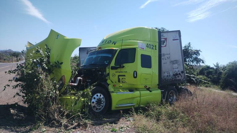 Tráiler volcado al sur de Escuinapa que fue saqueado de inmediato por habitantes de localidades vecinas.