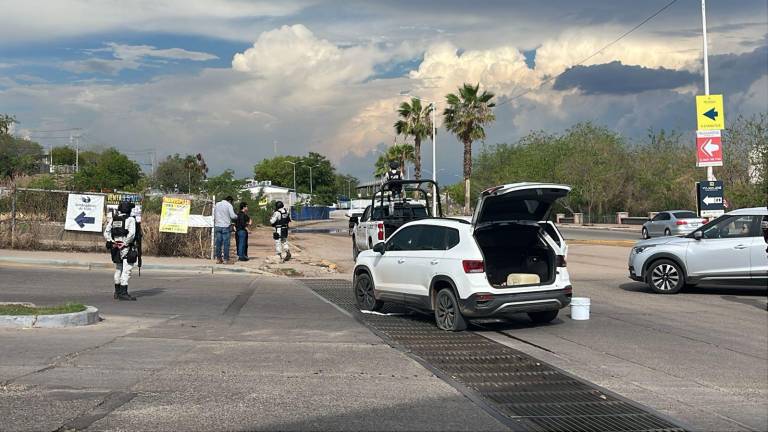 La camioneta fue abandonada a unos metros del nuevo malecón y en la salida a Imala.
