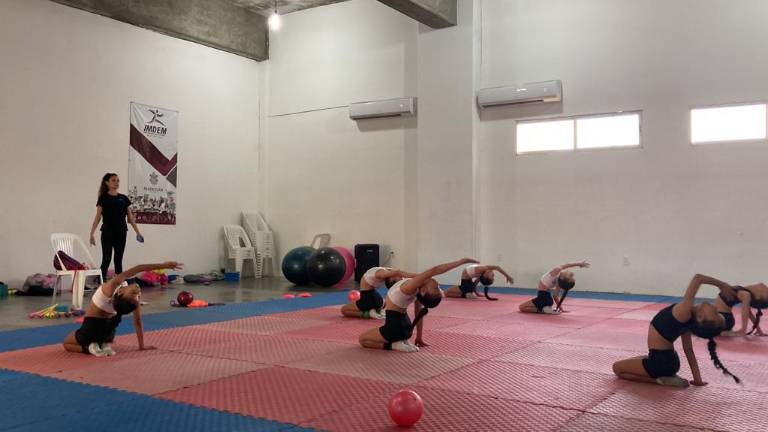 Las gimnastas muestran sus habilidades.