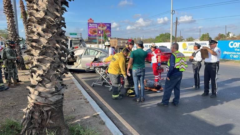 Por causas desconocidas, un hombre chocó contra una palmera cuando circulaba por el bulevar Pedro Infante.