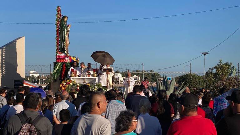 Cientos de fieles acompañaron a la Guadalupana durante la misa.