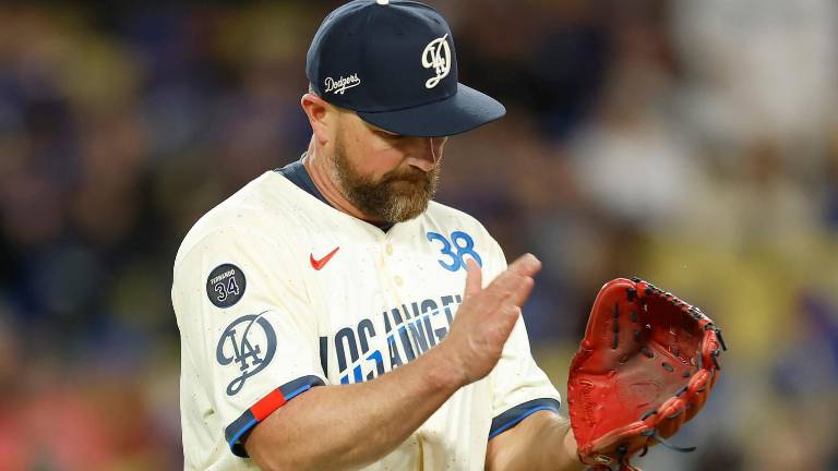 Kirby Yates aportará su experiencia en el bullpen de los Angelinos.
