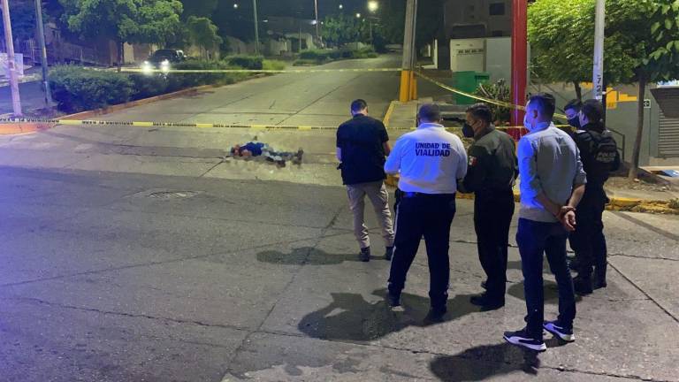 Tras el ataque, el cuerpo del hombre quedó tirado a media calle.