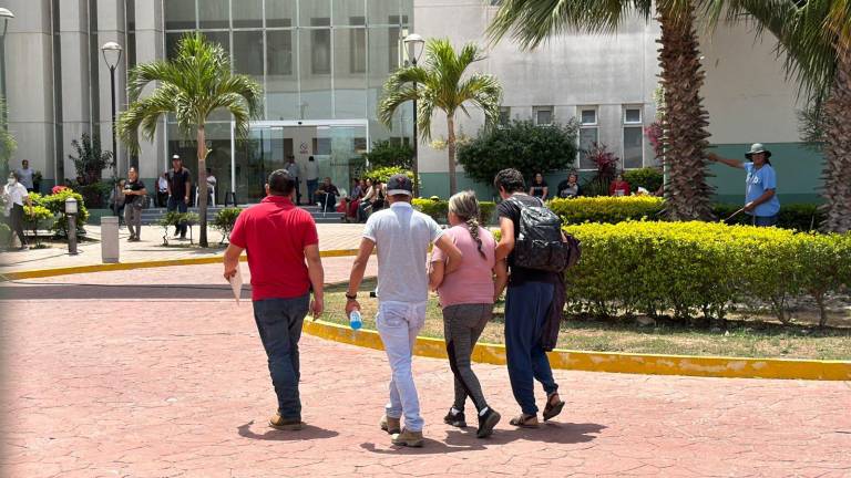 La familia del minero rescatado Francisco Zapata cuando acudieron a visitarlo al Hospital General de Mazatlán.