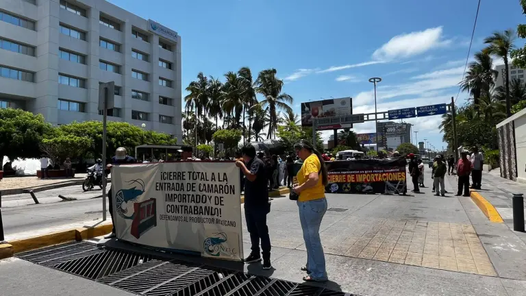 Protesta de productores acuícolas frente a la Conapesca, en Mazatlán.