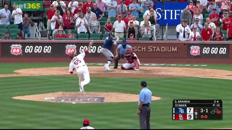 Jonathan Aranda brilló con jonrón en la sexta entrada.