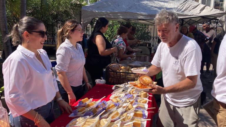 Volutarion festejaron con un banquete el quinto aniversario del Comedor Humanitario en la Catedral de Mazatlán.