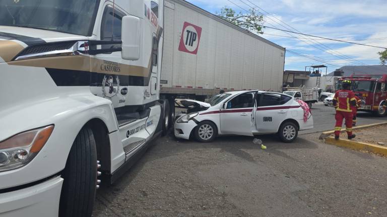 Cuerpos de rescate auxiliaron a los seis agentes lesionados tras el choque registrado la mañana de este sábado.