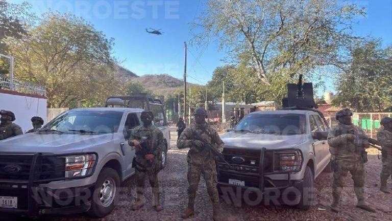 Autoridades federales durante el despliegue operativo por tierra y aire en la sindicatura de El Salado.