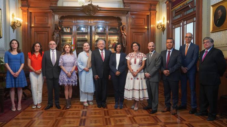 El Presidente Andrés Manuel López Obrador tras el encuentro con consejeros del INE.