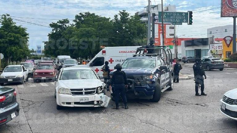 Patrulla de la PEP chocó contra un automóvil particular en el sector Las Quintas, en Culiacán.