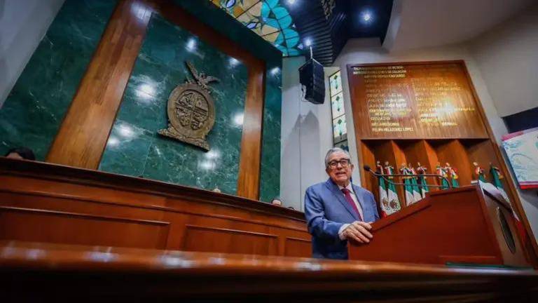 El crédito fue contratado por el Gobierno estatal, encabezado por Rubén Rocha Moya, para cubrir déficit en obra pública y obligaciones con el SAT.