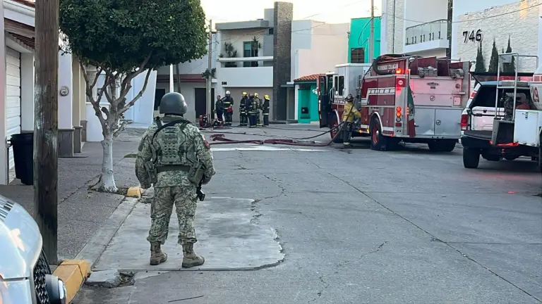 Bomberos sofocaron el incendio en la colonia Chapultepec.