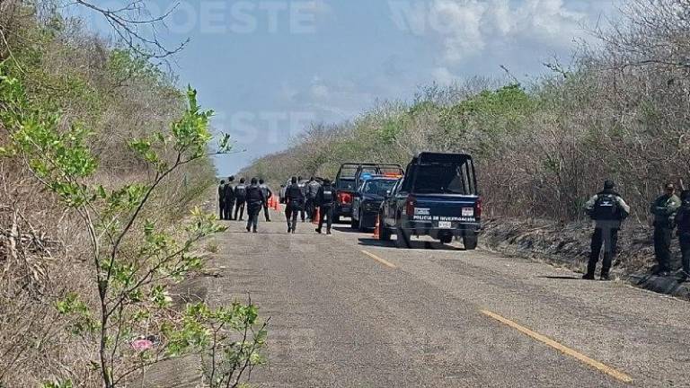 Autoridades resguardan la zona donde fue localizado el cuerpo de un hombre sin vida al norte de Mazatlán.