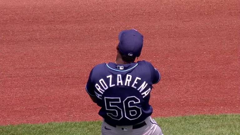 Randy Arozarena celebra tras su gran atrapada.