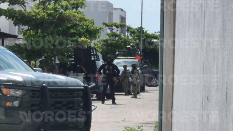 Operativo en el Fraccionamiento Portomolino, en Mazatlán, donde hubo tres personas detenidas.