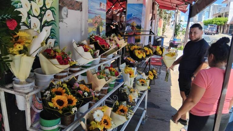 Personas acudieron al Mercado de Flores para adquirir ramos y arreglos por la llegada de la primavera.