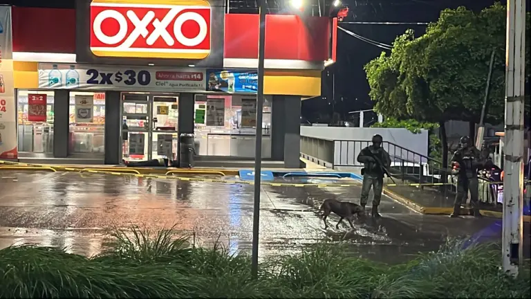 El hombre fue asesinado a balazos justo en la puerta de una tienda de conveniencia en la Colonia Emiliano Zapata.