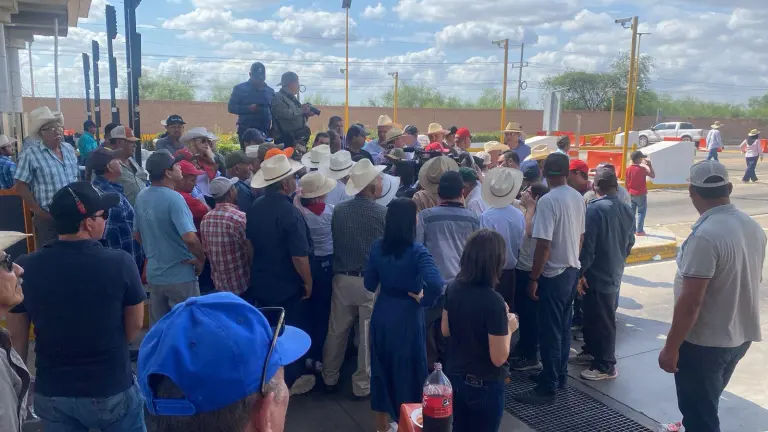 Bloqueo de campesinos de la caseta Cuatro Caminos, en Guasave, durante el jueves.